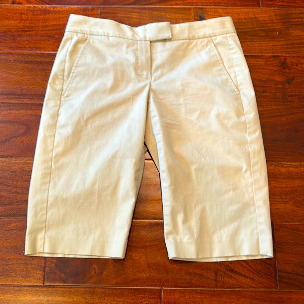 Theory Bermuda dress shorts in beige/khaki size 4 - never worn